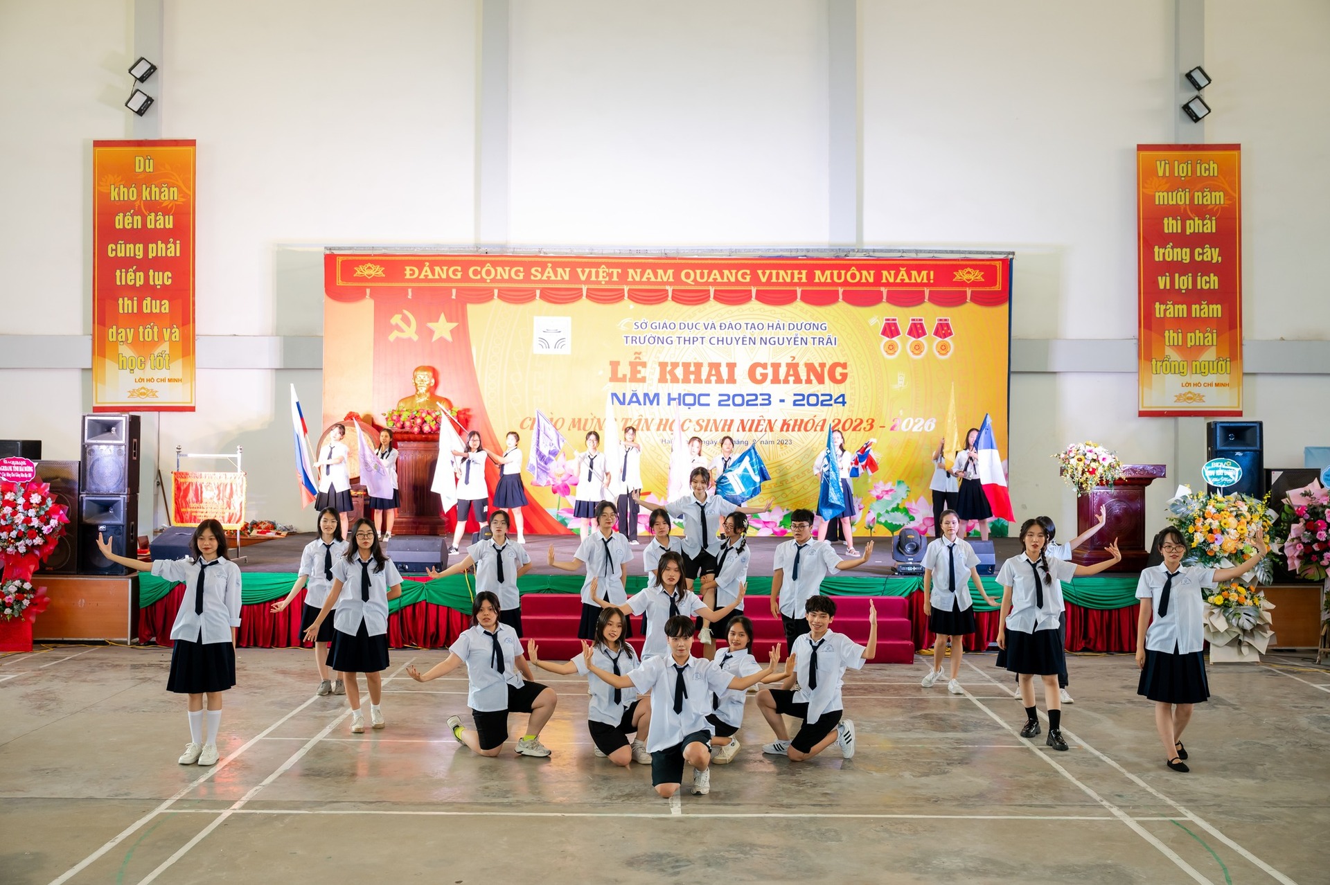 Nhấn để phóng to